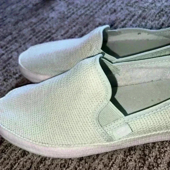 UGG shoes size 9.5 - Picture 4 of 9